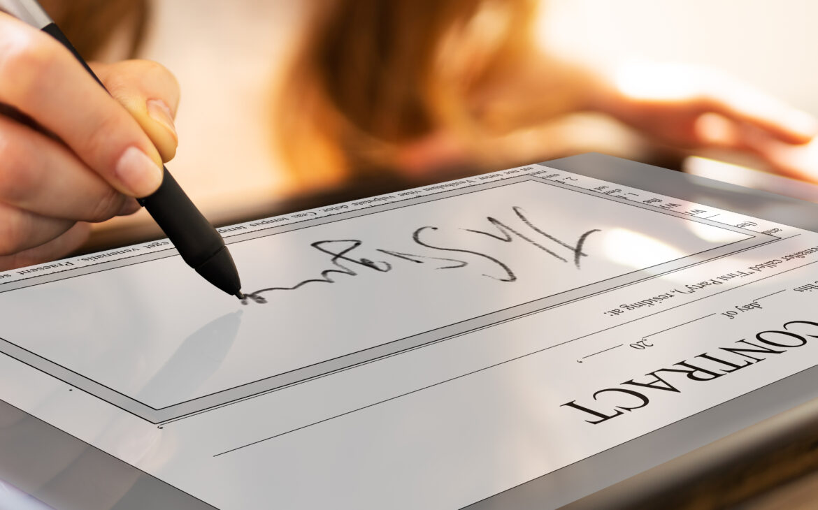 DigitalSignatureOnContractDocumentOnlineUsingTablet